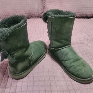 Well loved ugg bow boots